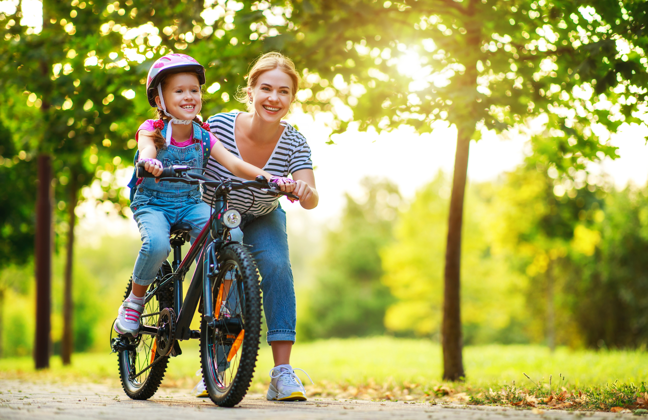 Mom teaches her daughter how to ride a bike while living allergy-free